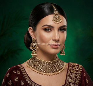 Luxury antique gold finish Kundan bridal necklace set featuring intricate detailing with matching jhumka earrings and maang tikka, elegant statement jewelry for South Asian weddings and nikah ceremonies, as seen in www.taniska.com