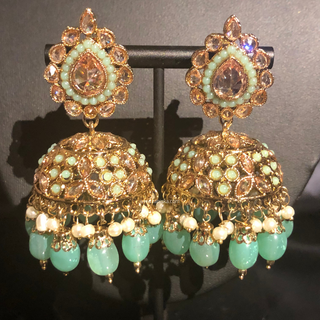 Luxury mint green Kundan bridal necklace set with matching jhumka earrings and maang tikka, elegant statement jewelry for South Asian weddings and nikah ceremonies.