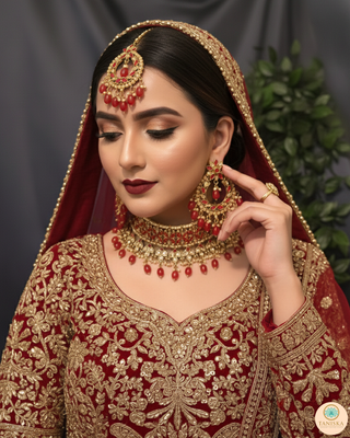 Luxury red and gold Kundan bridal necklace set with matching earrings and maang tikka, statement jewelry for South Asian weddings and nikah ceremonies.