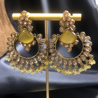 Luxury yellow Kundan bridal necklace set with matching earrings and maang tikka, elegant statement jewelry for South Asian weddings and nikah ceremonies.