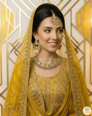 Luxury yellow Kundan bridal necklace set with matching earrings and maang tikka, elegant statement jewelry for South Asian weddings and nikah ceremonies.
