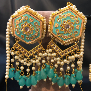 Luxury turquoise meenakari Kundan choker necklace set with matching earrings and maang tikka, vibrant statement jewelry for South Asian bridal weddings and festive occasions