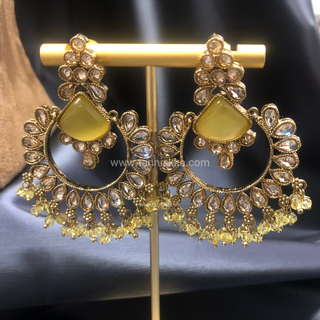 Luxury yellow Kundan bridal necklace set with matching earrings and maang tikka, elegant statement jewelry for South Asian weddings and nikah ceremonies.