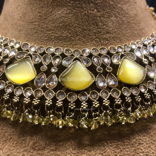 Luxury yellow Kundan bridal necklace set with matching earrings and maang tikka, elegant statement jewelry for South Asian weddings and nikah ceremonies.